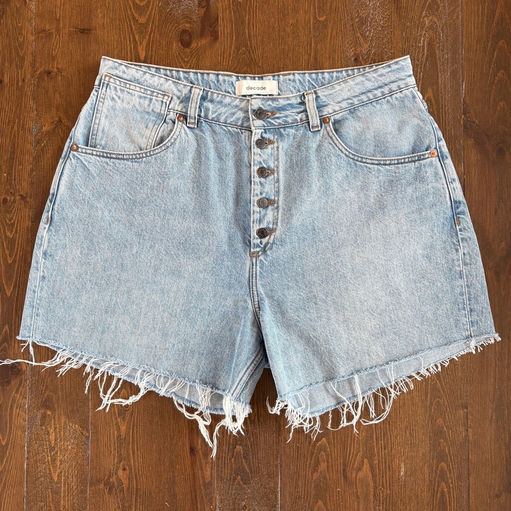 Decade Studio Pamela Cutoffs Size 33
